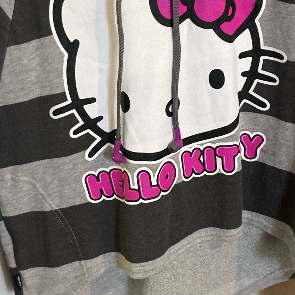 Hello kitty hoodie size medium had ear budds on the hoodie strings that work.